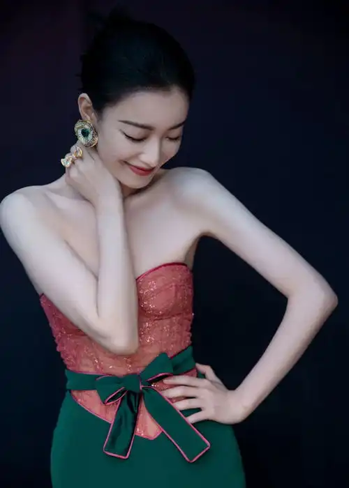 倪妮的一字肩几个女明星能比难得小秀香肩,美人骨架太绝了