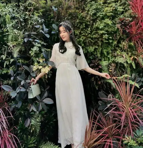汤晶媚真是人如其名,穿渐变色抹胸轻纱裙,33岁还是少女肌肤