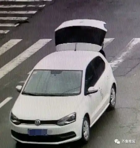 如此操作女子驾车,却让亲爹和电动车一起坐进后备箱