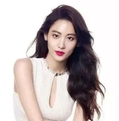 这些脸型的女生,不适合留黑长直发型,烫发会更好看