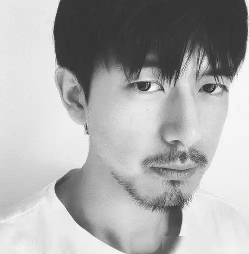 李现鹿晗纷纷晒照,留胡子的小鲜肉们秒变中年大叔