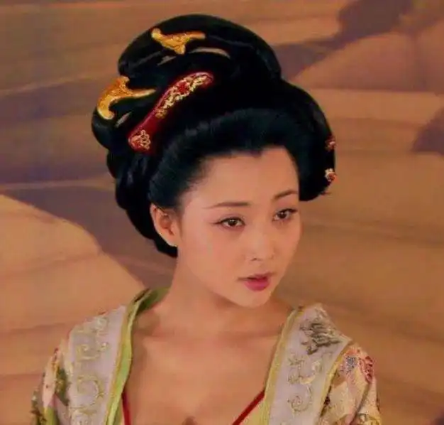 曾是无数男人眼中的女神,却至今未婚,现今40岁像20岁的小姑娘