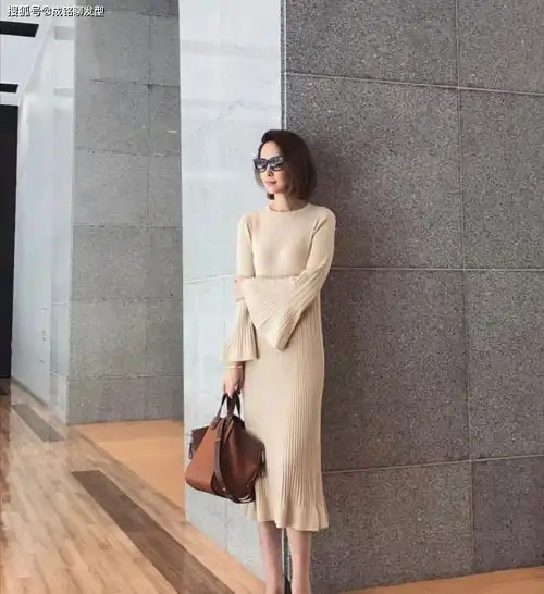 这些才是中年女人最美的穿搭,自然随意不扮嫩,优雅大气又高级