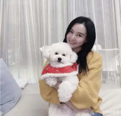 黄宗泽和美女网红合影,随时做下一个郭富城