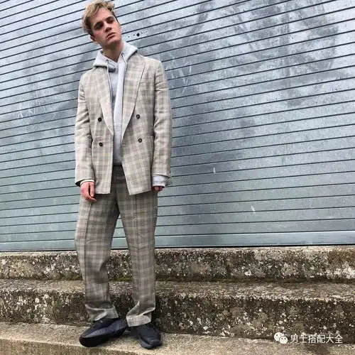 继老爹鞋后又出老爹西装这也太丑了吧