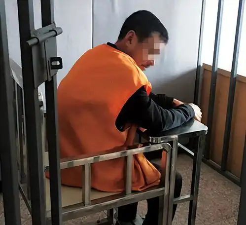 情侣公园恋爱遇抢劫,被迫当众上演活春宫,3名歹徒犯强奸罪