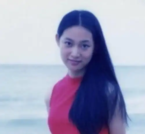 深圳女孩邹宜均,亲妈因钱2次送女儿进精神病院,得救后剃度出家