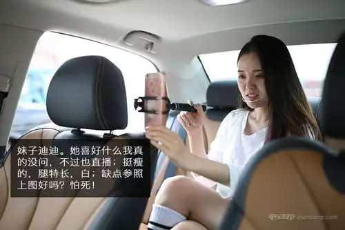 四男两女与2017款比亚迪纯电双雄游草原天路