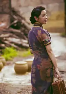 蕾丝边儿珍珠扣,17岁痞帅的他用一把剪刀裁出女人最美的时光