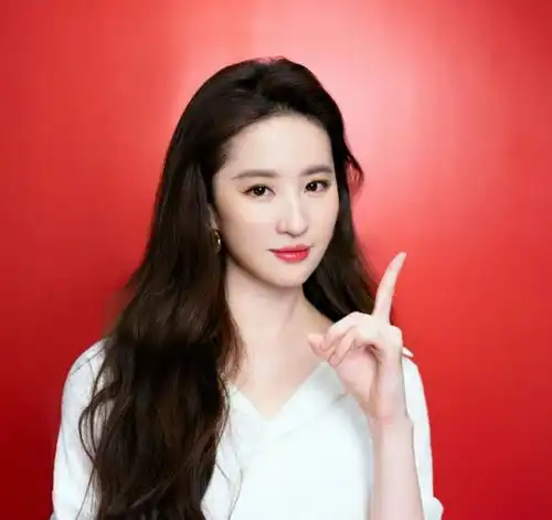 网友三里屯偶遇刘亦菲,购买自己代言的二手包送朋友,被赞好温柔