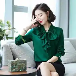 新出一款祖母绿减龄衫,奔三奔四女人穿,高雅显高贵