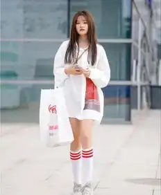 街拍摄影飘逸感十足,充满淑女般甜美雅致的气质