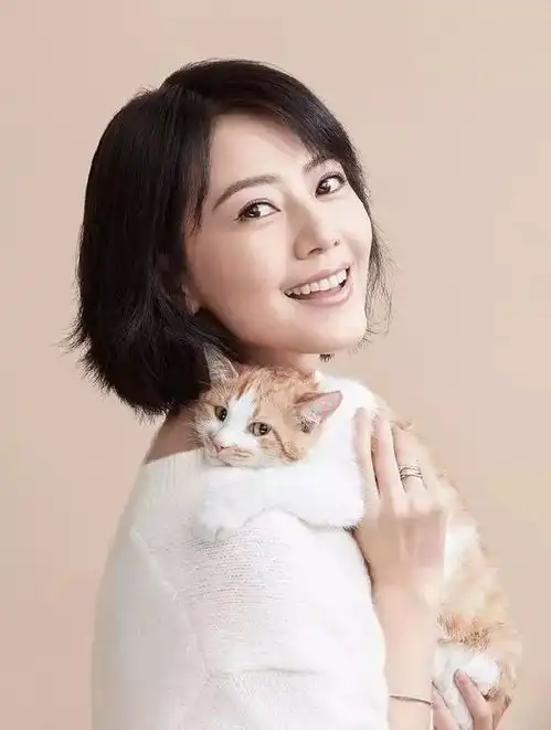 高圆圆梳起马尾辫少女感十足穿裙装亮相公主范儿十足