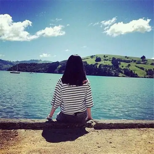 女婿出差俺把女儿接回家,女儿忘带衣服叫俺过去拿,推开门傻住
