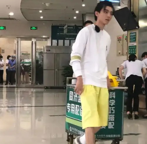 中餐厅4路透王俊凯秀新发型痞帅,赵丽颖生图惊艳身材娇小