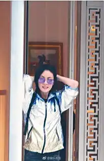 王菲扫货被网友偶遇恋爱中的女人背影都很少女