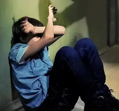 后续陕西女孩遭同学扇巴掌,霸凌者身份曝光,现场视频令人心酸