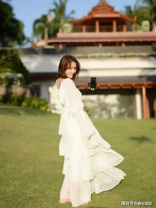 陈乔恩穿搭太少女心了,波点裙配短发真减龄,简直美成教科书