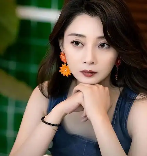 她是演员中的女富豪多辆豪车排排坐,如今45岁却活得像20岁