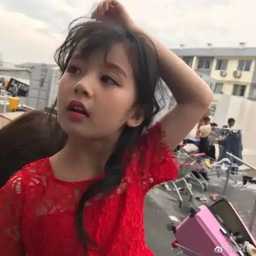 撞脸angelababy金智媛,8岁小仙女颜值完爆杨幂刘亦菲