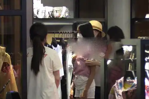组图关悦携大女儿逛街12岁佟含月长腿抢镜比妈妈还高