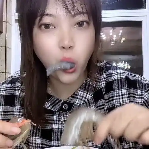 巴掌大一只的大虾,小姐姐实在太会吃了,不把虾线去掉吗