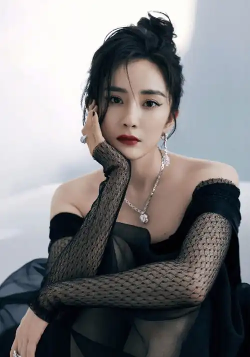 离婚后活出自我,34岁杨幂穿着大胆,透视网丝裙设计美出新高度