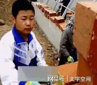 爱拼才会赢,工地收录取通知书的搬砖男孩毕业了