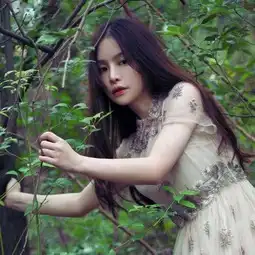 树林中的少女犹如精灵一般