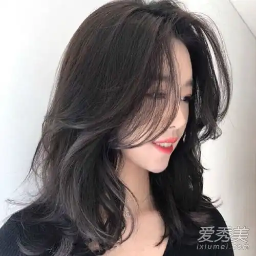 如何将超级简单的韩版花朵玉米头绑在长发上diy