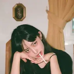 最近很火的句子我还是喜欢你像小时候吃辣条不看日期