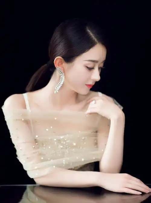 赵丽颖生娃后好有女人味,穿白金色深v裙露好身材,辣妈是真的辣
