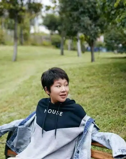 为什么女人年纪大了喜欢剪短发显年轻是关键,看闫妮就知道