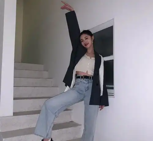 周洁琼的私服合集,各种风格的穿搭都能hold住,突显潮流少女魅力