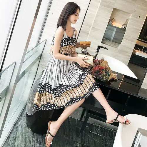 夏天搭配清凉的连衣裙,显白减龄,彰显女性优雅气质