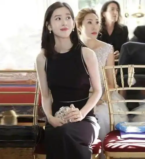 章泽天美到国外,不得不说,这才是中国女人应有的气场