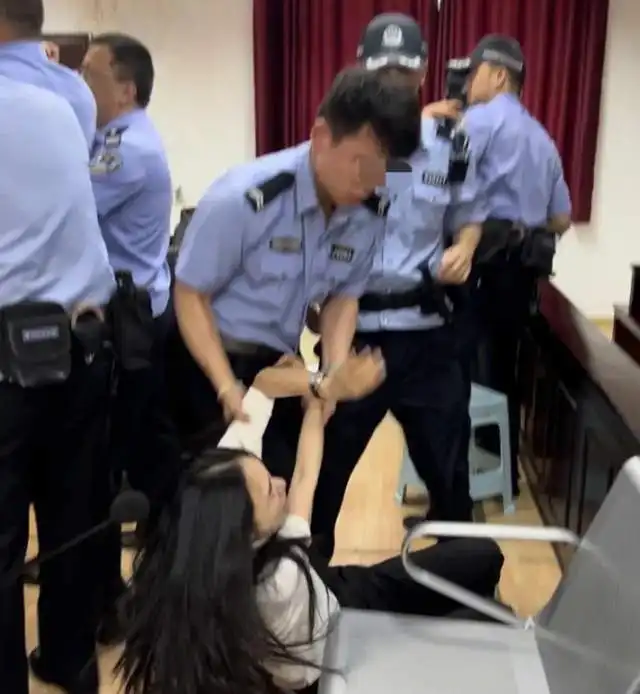 后续贵阳法院推倒女律师的是一名协警,现在手机也还了