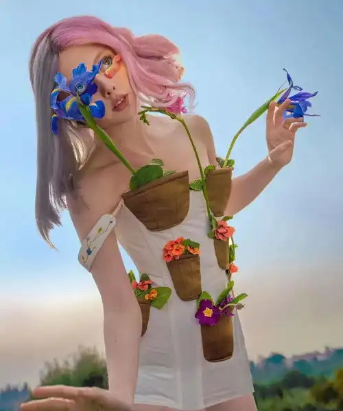 越看越恐怖少女靠诡异自拍征服世界,狂吸452万粉,成顶级网红