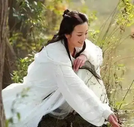 唐嫣戚薇都曾给她做配,如今整容失败,天天酗酒吃安眠药