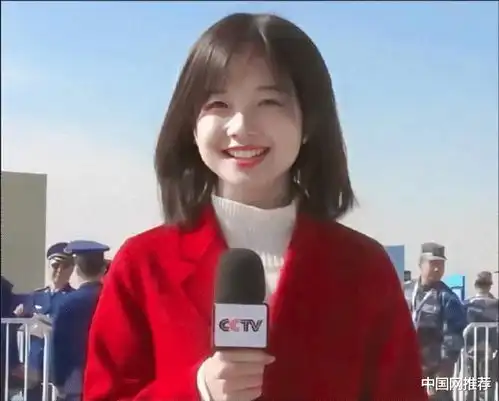 王冰冰校园采访被围观,笑容甜美有气质,扛住了央视镜头考验