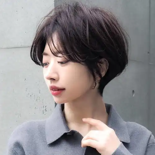 3858岁女性时尚新主张,层次短发,显年轻,就是要与众不同