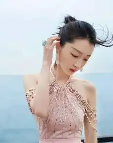周冬雨总算穿对了,丸子头配粉色珠链裙清新大气,给造型师加鸡腿
