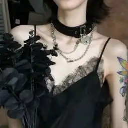 这城市的风总是很大,孤独的人总是晚回家霸气抽烟的社会大姐女生头像