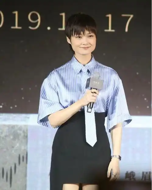 李宇春难得放得开穿少女粉深沟裙秀性感,超模肯豆也失色了