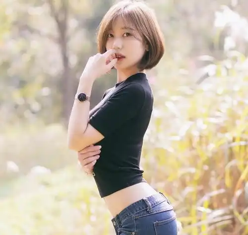 靓丽牛仔裤英姿飒爽的美女,穿出独特的气质感,让人眼前一亮