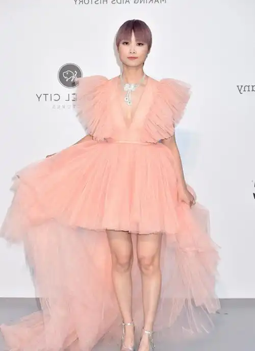 谁说李宇春没女人味穿粉色薄纱裙仙气十足,36岁美到开挂