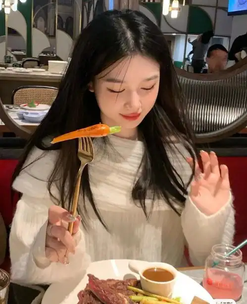 女孩吃鸡翅被妈妈厌恶有些孩子,一辈子都富不起来