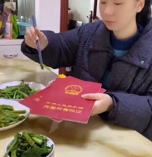 温州女子请闺蜜吃饭,全是素菜,一看女子的新首饰明白了炫富