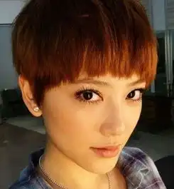 我是初中女生,现在学生让剪齐耳短发,要求是刘海齐眉,发和耳朵一样齐,谁能发个图让我看看,我要照图剪