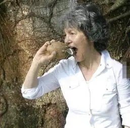 被猴子养大后被人类带入社会,从此生活变得很坎坷